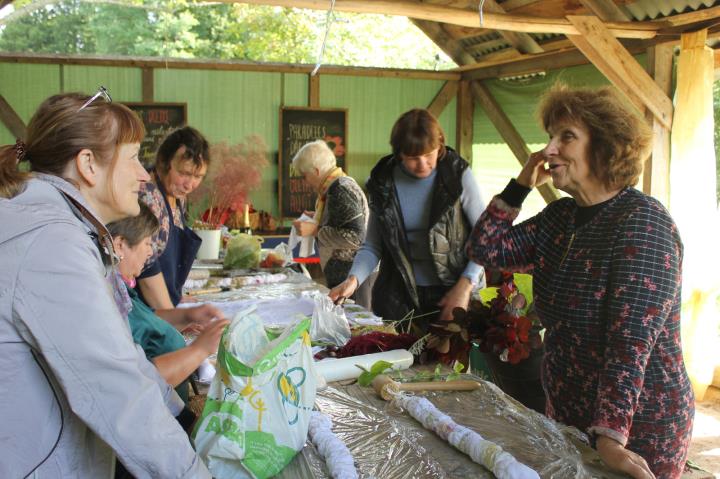Sieviešu klubiņa nodarbība - batikošana ar dabas augiem